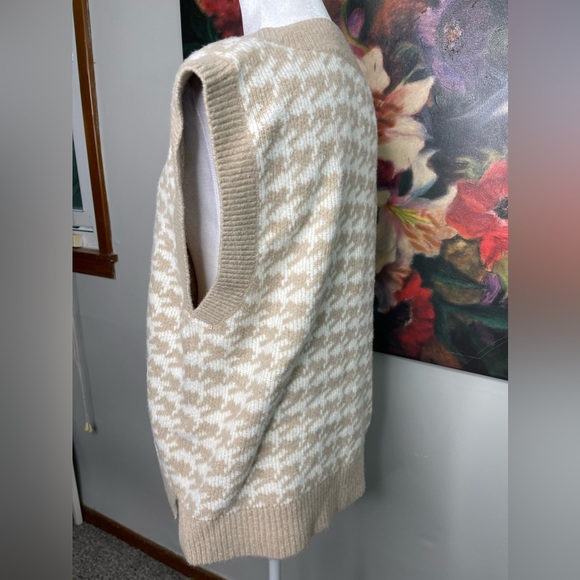 Abercrombie & Fitch NWOT Cropped Fuzzy Soft Sweater Vest Houndstooth Tan Size M - Picture 5 of 10